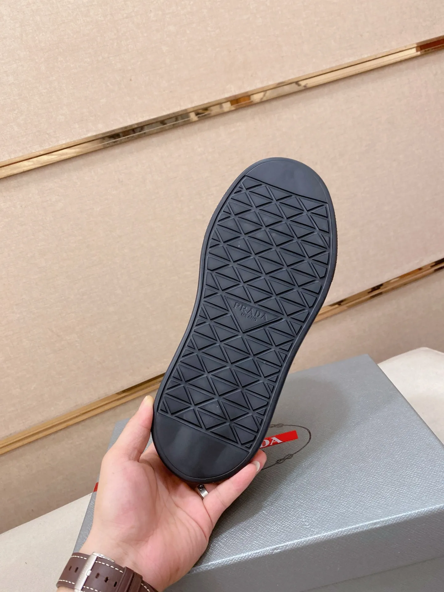 Men's shoes 💰 580💰 ✔️✔️✔️High version High-quality new PRADA (Prada) counters are launched simultaneously, new men's shoes, 😘fabrics are selected from first-layer cowhide fabrics. Lining: Imported cowhide leather lining. 👍🏿High-end☄️Open-molded non-slip rubber outsole, exquisite lines, simple and elegant, comfortable and high-end for leisure travel. Code number: 38 to 45